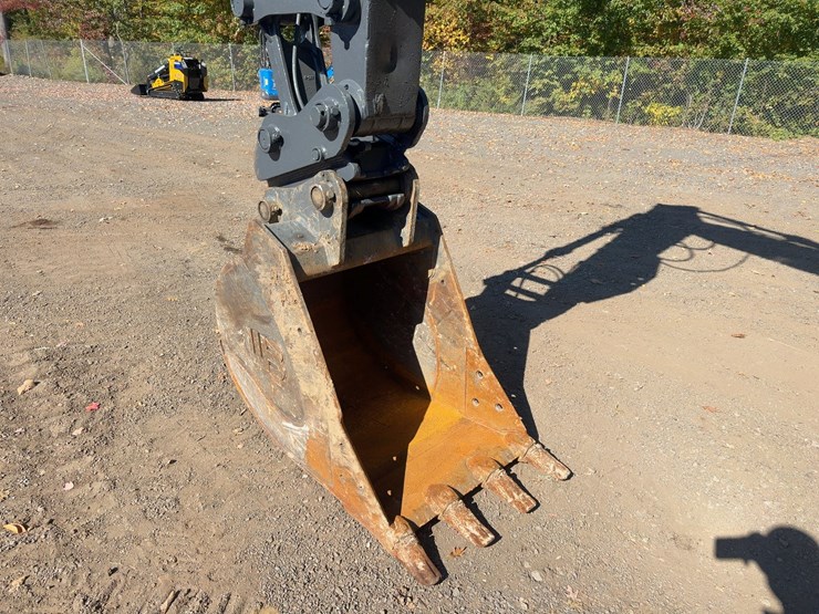 2010-deere-135d-image-12
