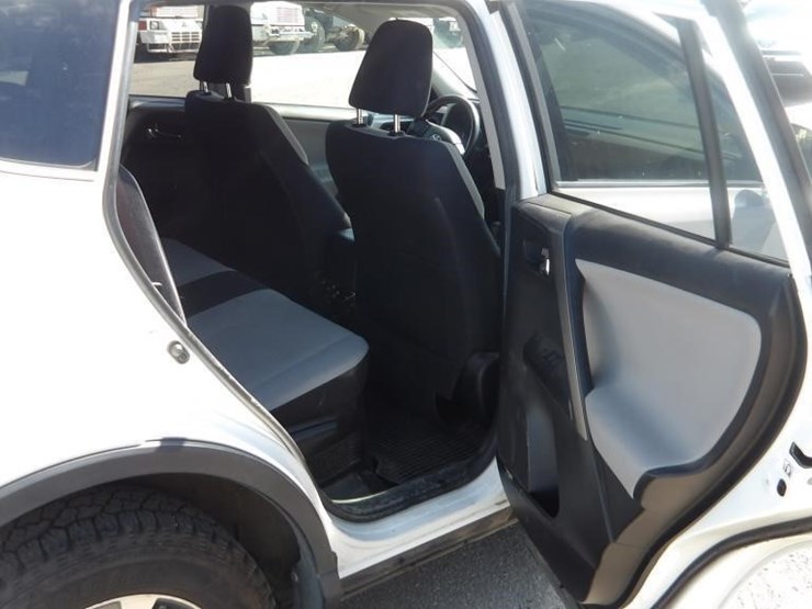 2016-toyota-rav4-xle-image-12
