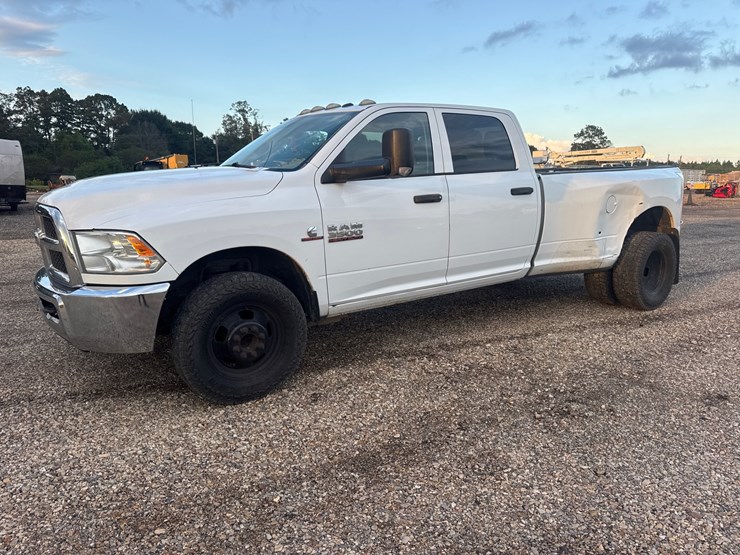 2016-dodge-3500-image-1