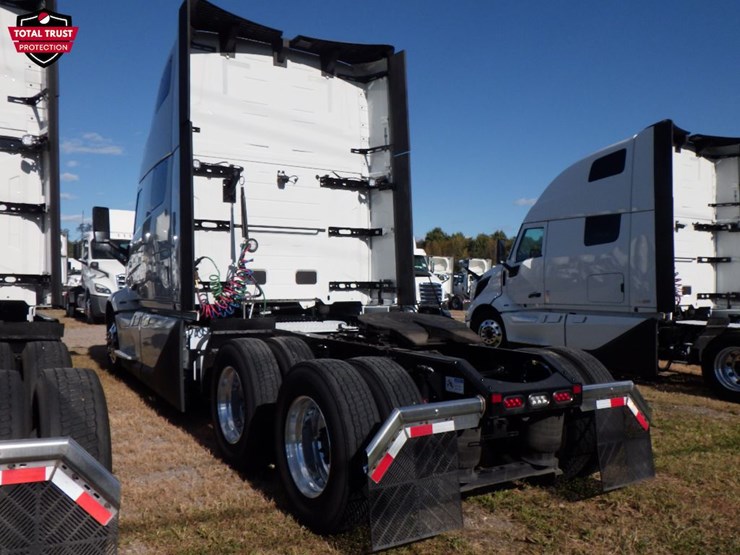 2025-volvo-vnl860-image-11