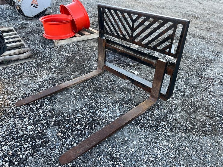 48”-skid-steer-pallet-forks-image-2