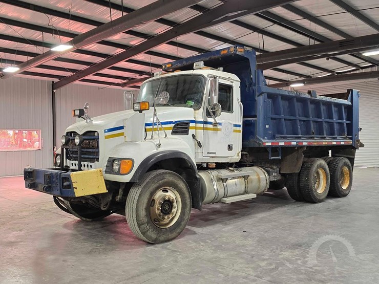 2005-mack-granite-cv713-image-1