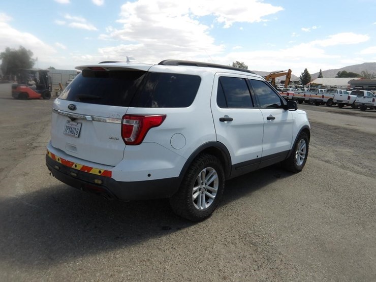 2016-ford-explorer-image-3