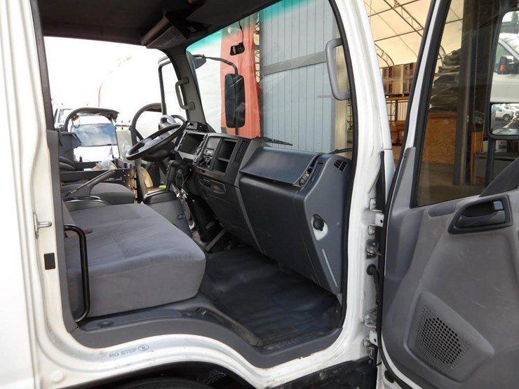 2016-isuzu-npr-image-65