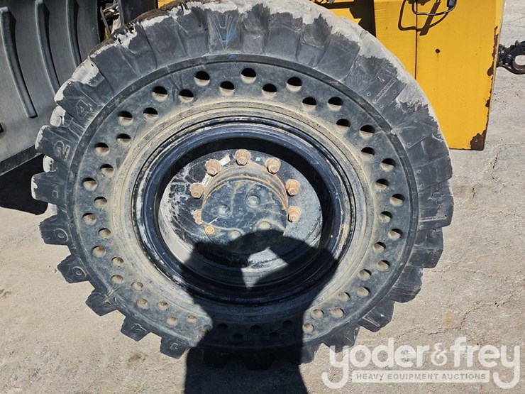 2014-caterpillar-tl1055c-image-10