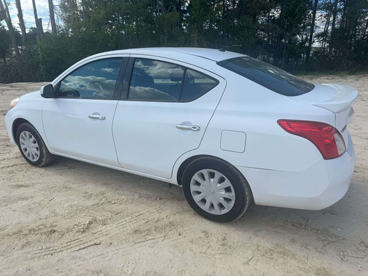 2014-nissan-versa-sv-4dr-sedan---56,707-actual-miles-image-4