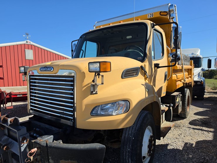 2011-freightliner-m2-106-image-1