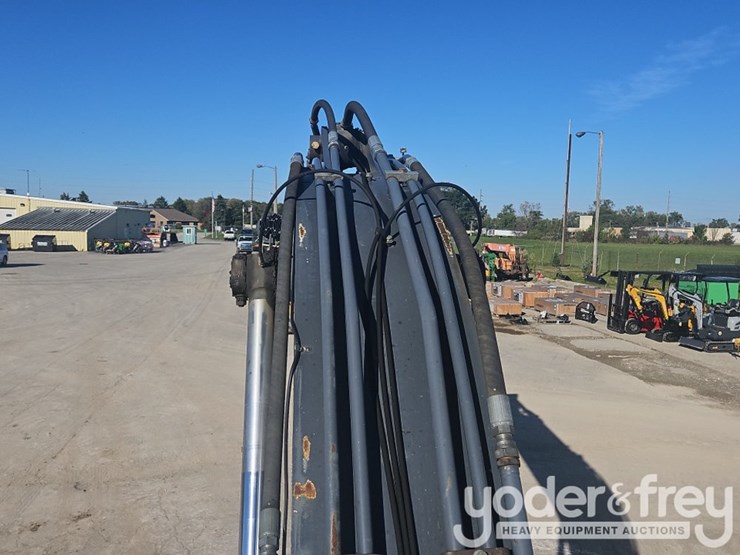 2011-deere-200d-image-31