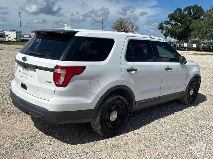 2016-ford-explorer-image-3