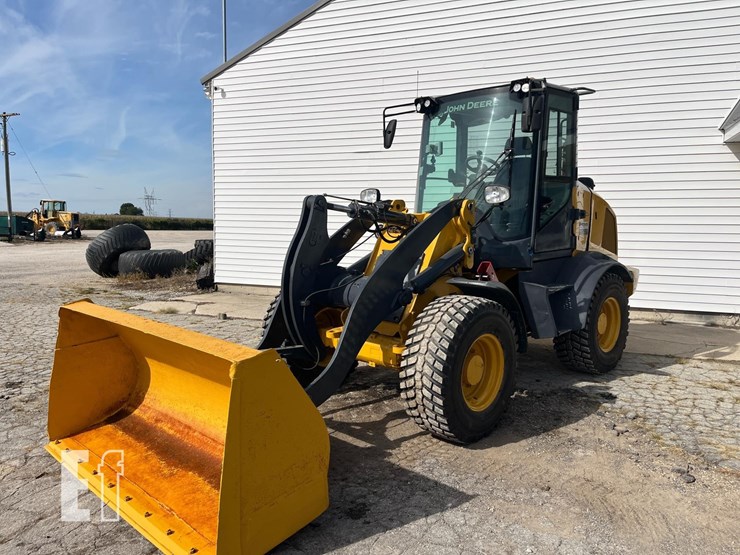2021-deere-324l-image-1