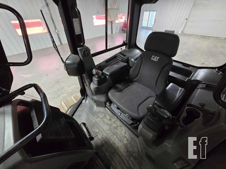 2021-caterpillar-d3-lgp-image-13
