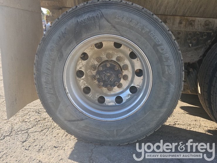 2019-freightliner-122sd-image-15
