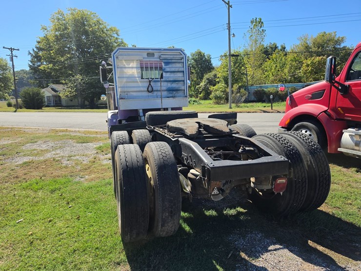 1996-peterbilt-377-image-9