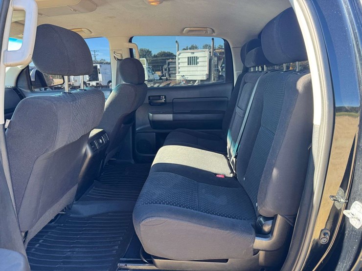 2011-toyota-tundra-sr5-image-17