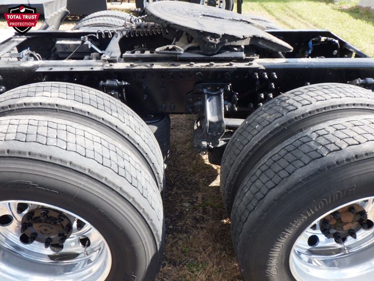 2025-volvo-vnl860-image-13