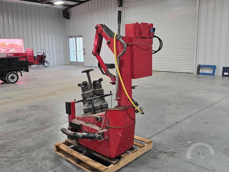 hunter-tc3250-table-less-pneumatic-tire-changer-image-4