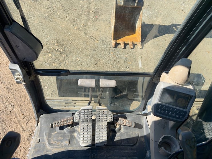 2010-deere-135d-image-39