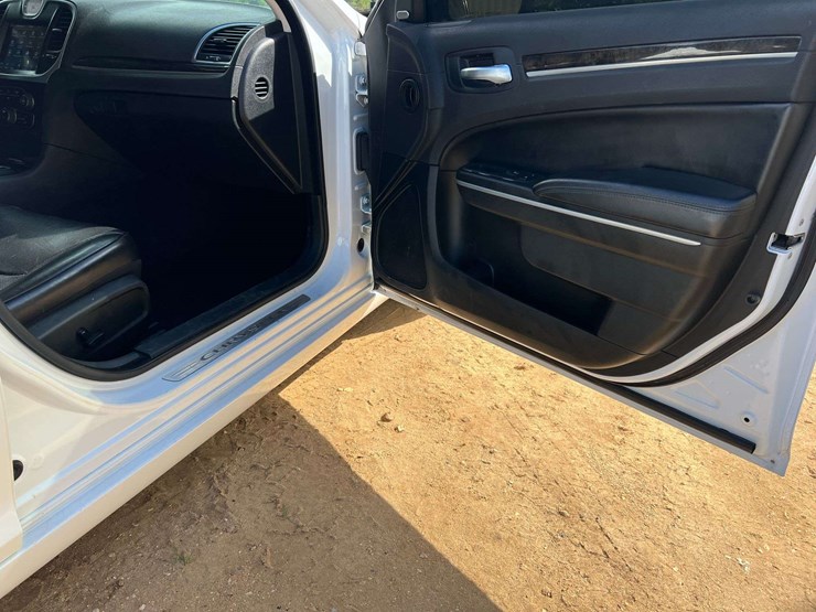 2020-chrysler-300-awd-3.6l-v6-sedan-(166,122-miles)-image-27
