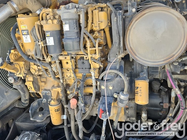 2014-caterpillar-tl1055c-image-11