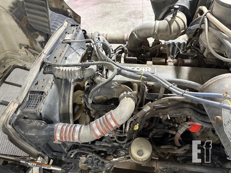 2012-peterbilt-587-image-28