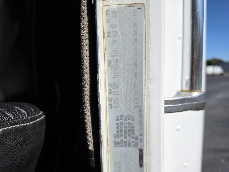 2001-freightliner-fld120-image-45