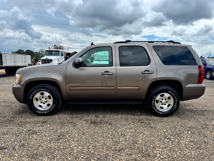 2011-chevrolet-tahoe-image-2