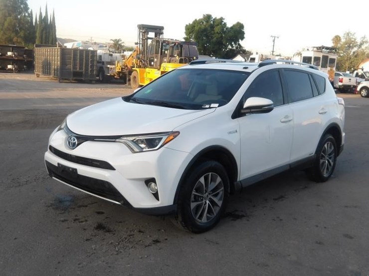 2016-toyota-rav4-xle-image-1