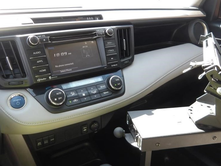 2017-toyota-rav4-xle-image-18