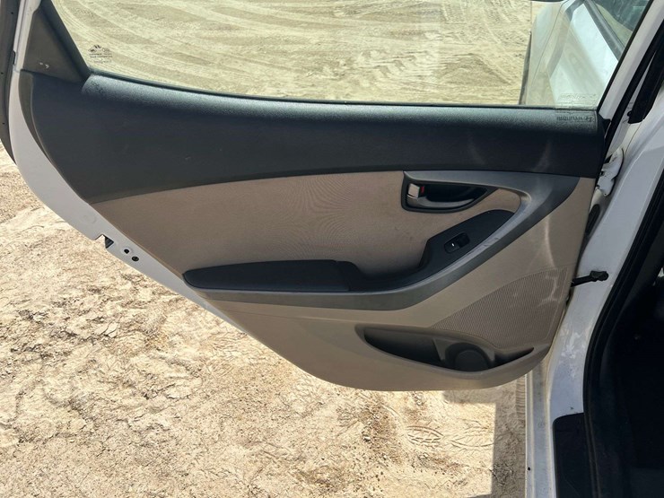 2015-hyundai-elantra-4-door-sedan-(177,178-miles)-image-14