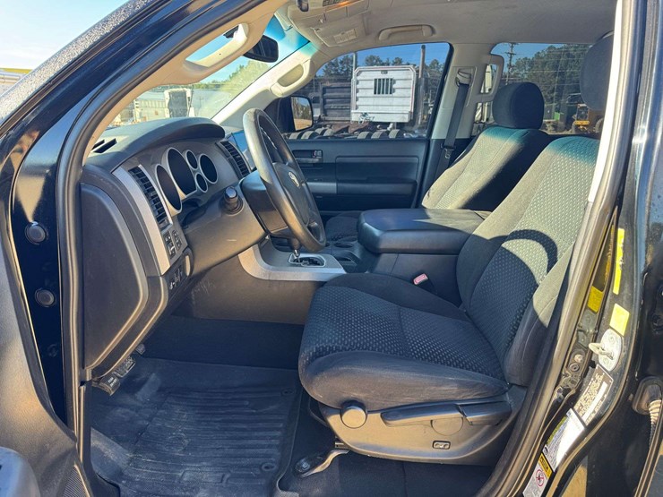2011-toyota-tundra-sr5-image-10