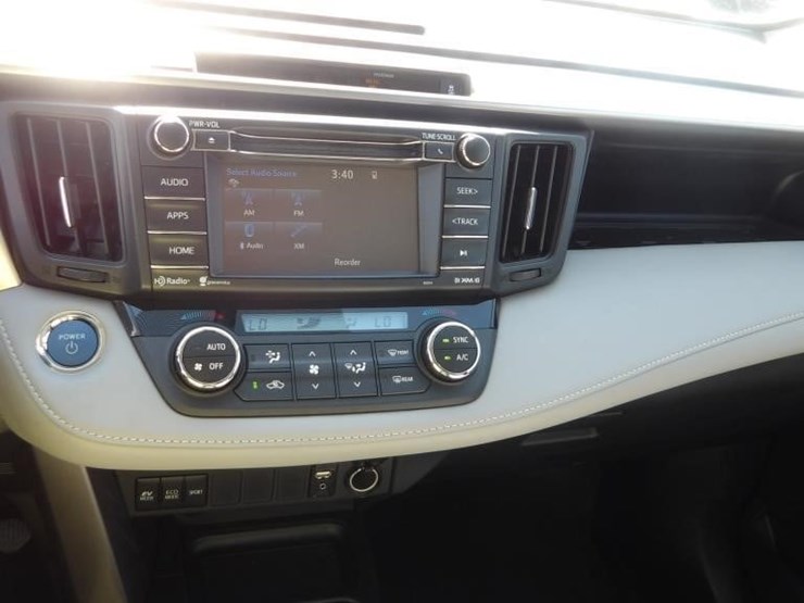 2016-toyota-rav4-xle-image-19