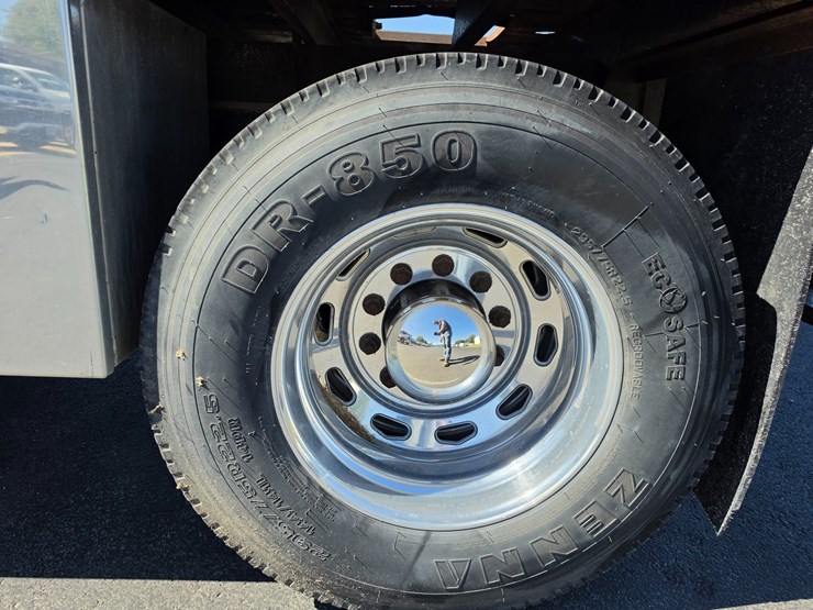 2007-freightliner-m2-106-image-94