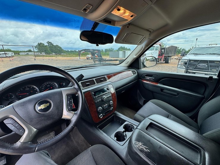 2011-chevrolet-tahoe-image-13