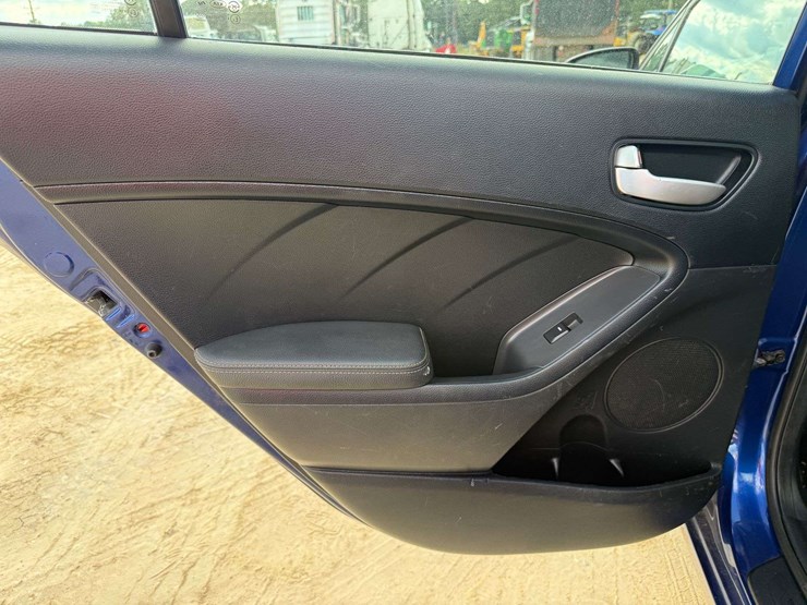 2017-kia-forte-4-door-sedan-(101,833-miles)-image-14