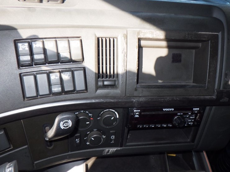 2019-volvo-vnl860-image-16