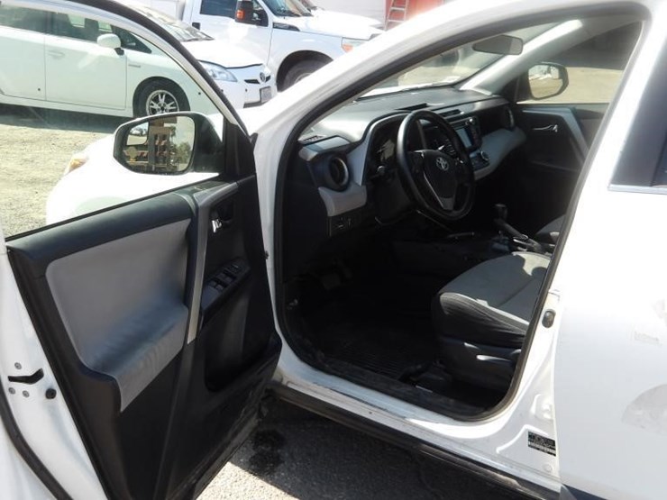 2016-toyota-rav4-xle-image-15