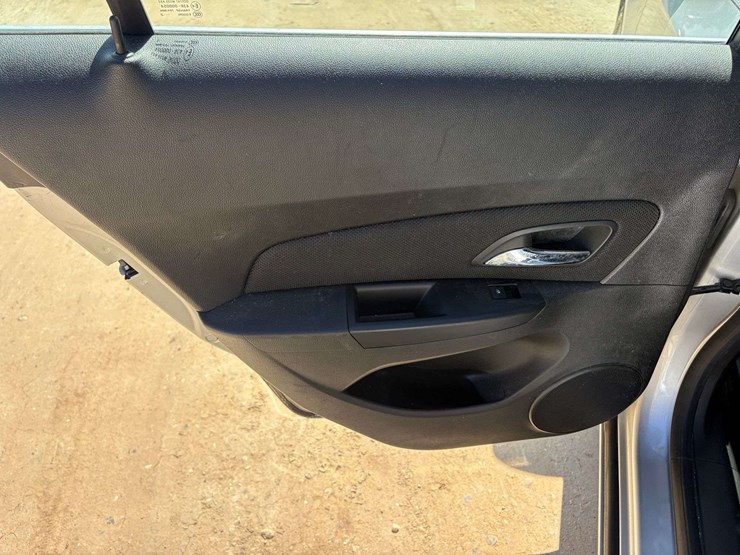 2012-chevrolet-cruz-4-door-sedan-(111,038-miles)-image-12