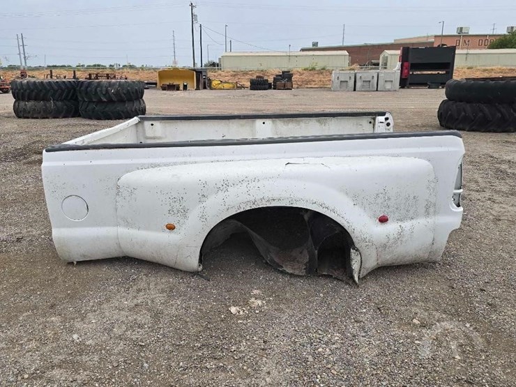 dual-rear-wheel-pickup-truck-bed-image-5