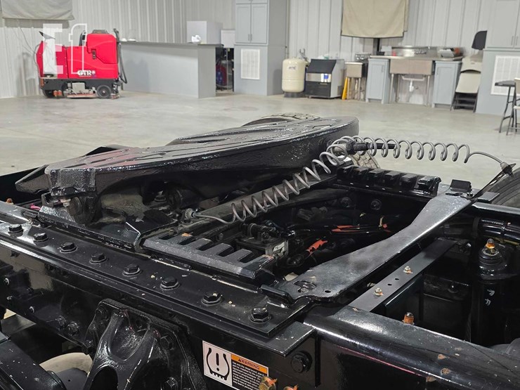 2024-peterbilt-579-image-18