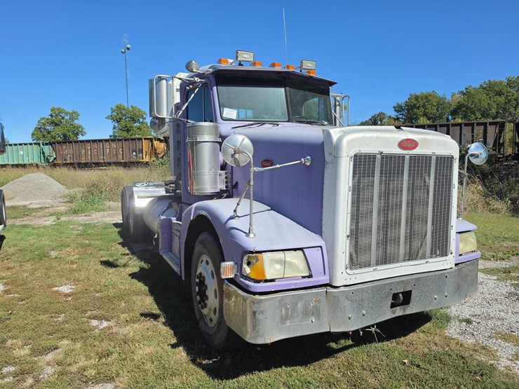 1996-peterbilt-377-image-16