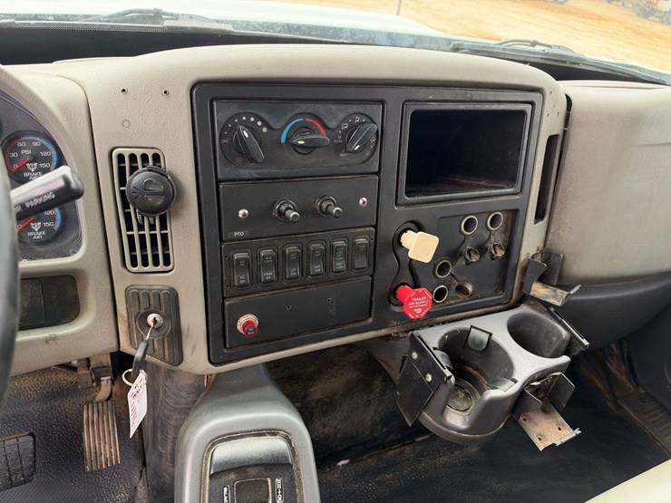 2013-international-durastar-4300-image-13
