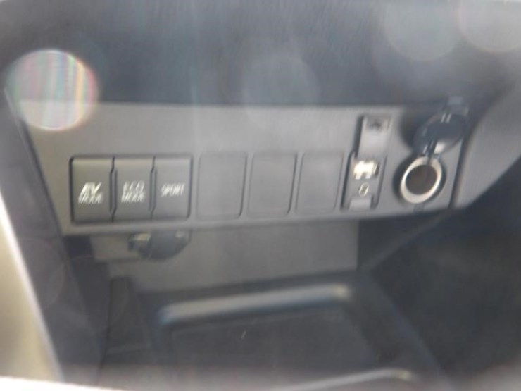 2016-toyota-rav4-xle-image-20