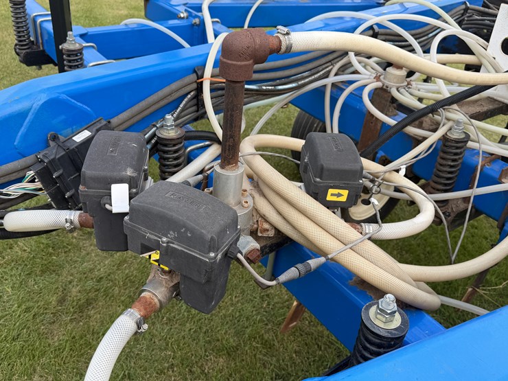 47'-model-tb47-nh3-applicator,-raven-control,-excellent-condition.-note:-this-piece-of-equipment-has-been-stored-inside-and-is-as-nice-as-you'll-ever-find.-includes-pallet-of-extra-nh3-drops-image-5