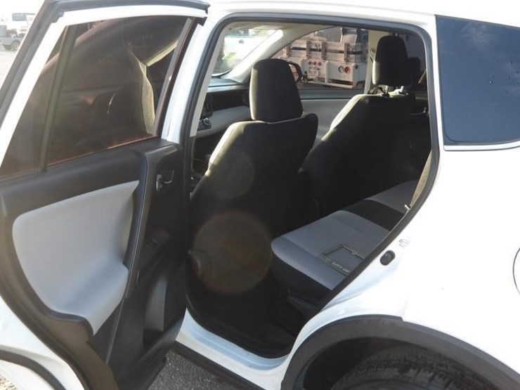 2016-toyota-rav4-xle-image-13