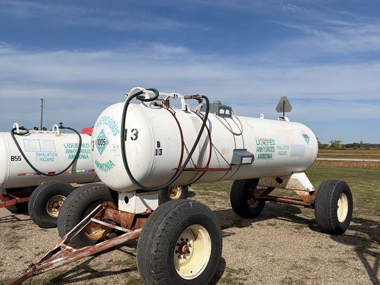 11-8--1450-gallon-nh3-tank,-16.5---22.5-tires-image-1