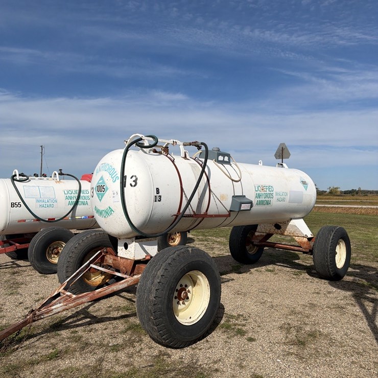 11-8  1450 gallon NH3 tank, 16.5 - 22.5 tires