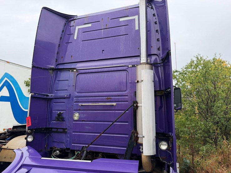 #1662-•-volvo-sleeper-cab-truck-tractor-image-28