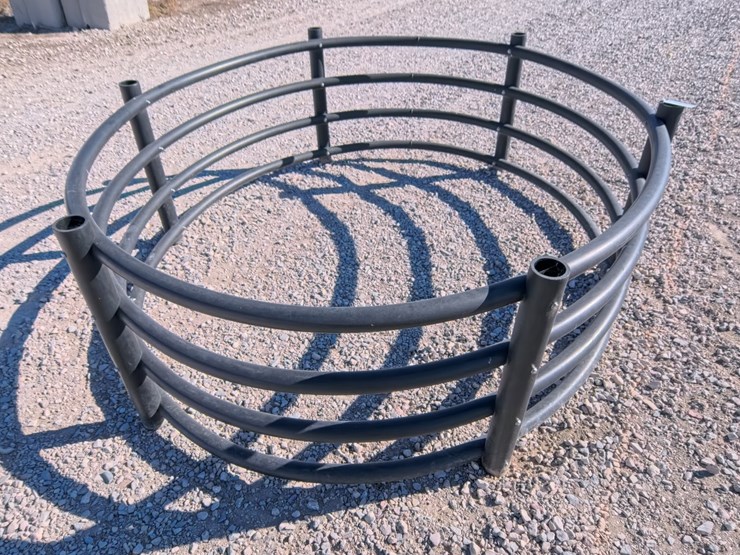 #2012-•-century-livestock-round-bale-horse-feeder-image-2
