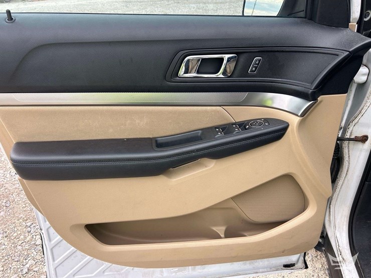 2016-ford-explorer-image-11
