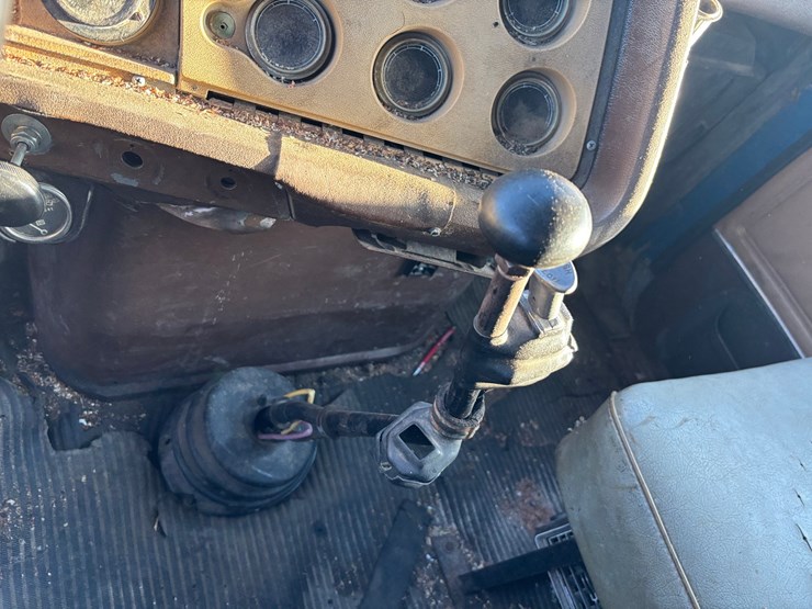 1982-ford-l9000-image-32